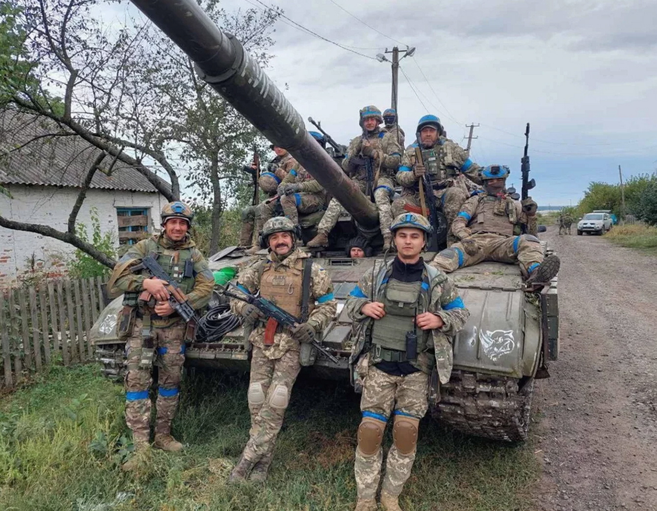 «Скіф» (у центрі) ніколи не був штабним командиром, а перебував із побратимами в горнилі боїв. Фото з родинного архіву 